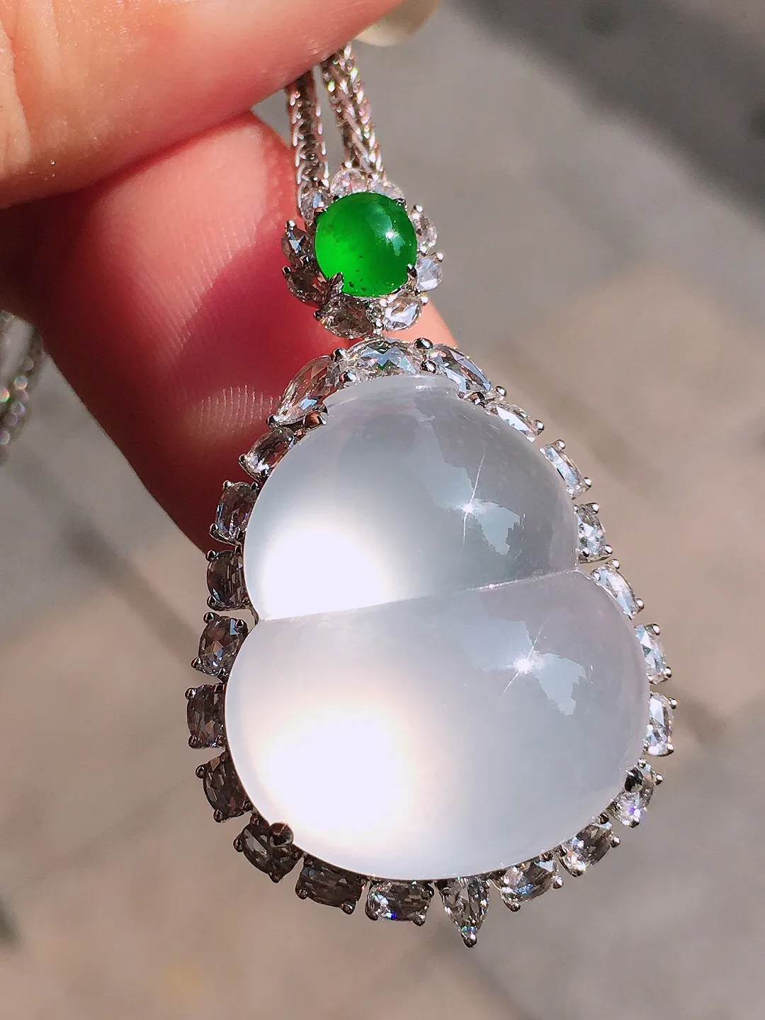 冰种葫芦吊坠，玉质细腻，荧光感超
强，饱满圆润，气质满满。18k
金豪华镶嵌