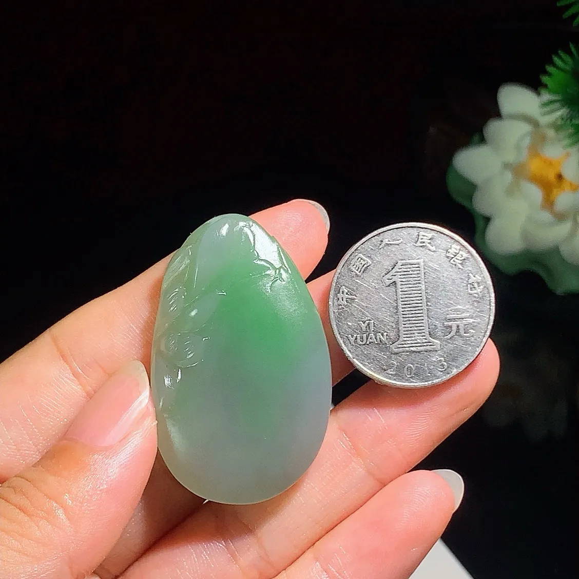 和田玉青海翠飘紫花开富贵挂件。尺寸43/27/10重23克，玉质细腻油润 底色纯净 脂粉好，品质好！lt250706