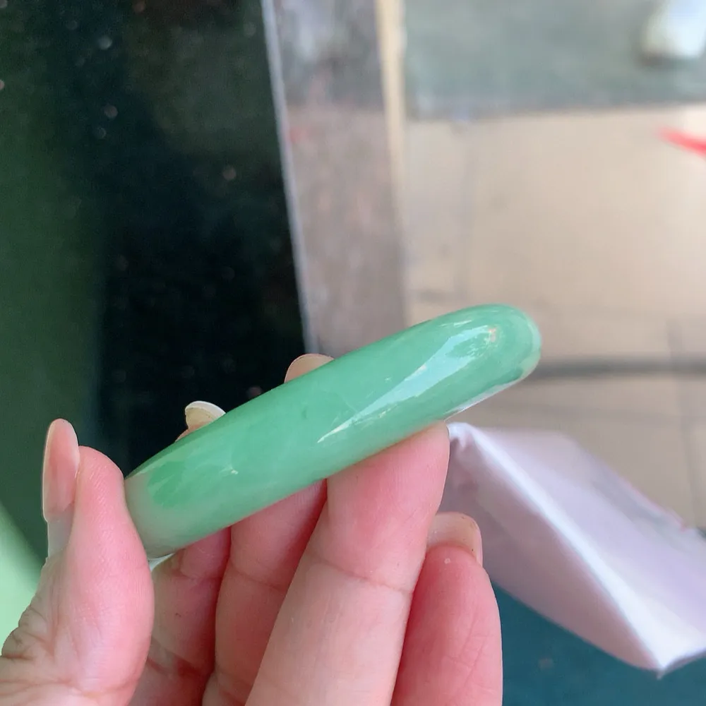 正圈满色淡绿 微皮纹 尺寸:54.9/12.7/8.3 色阳
