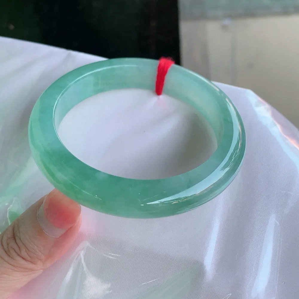 正圈高冰绿 无瑕 尺寸:56.5/12/8.9  种色兼备