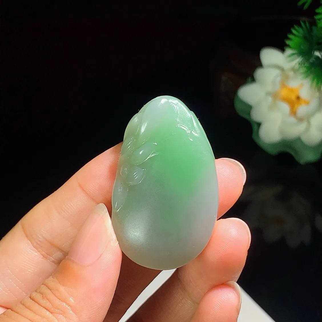 和田玉青海翠飘紫花开富贵挂件。尺寸43/27/10重23克，玉质细腻油润 底色纯净 脂粉好，品质好！lt250706