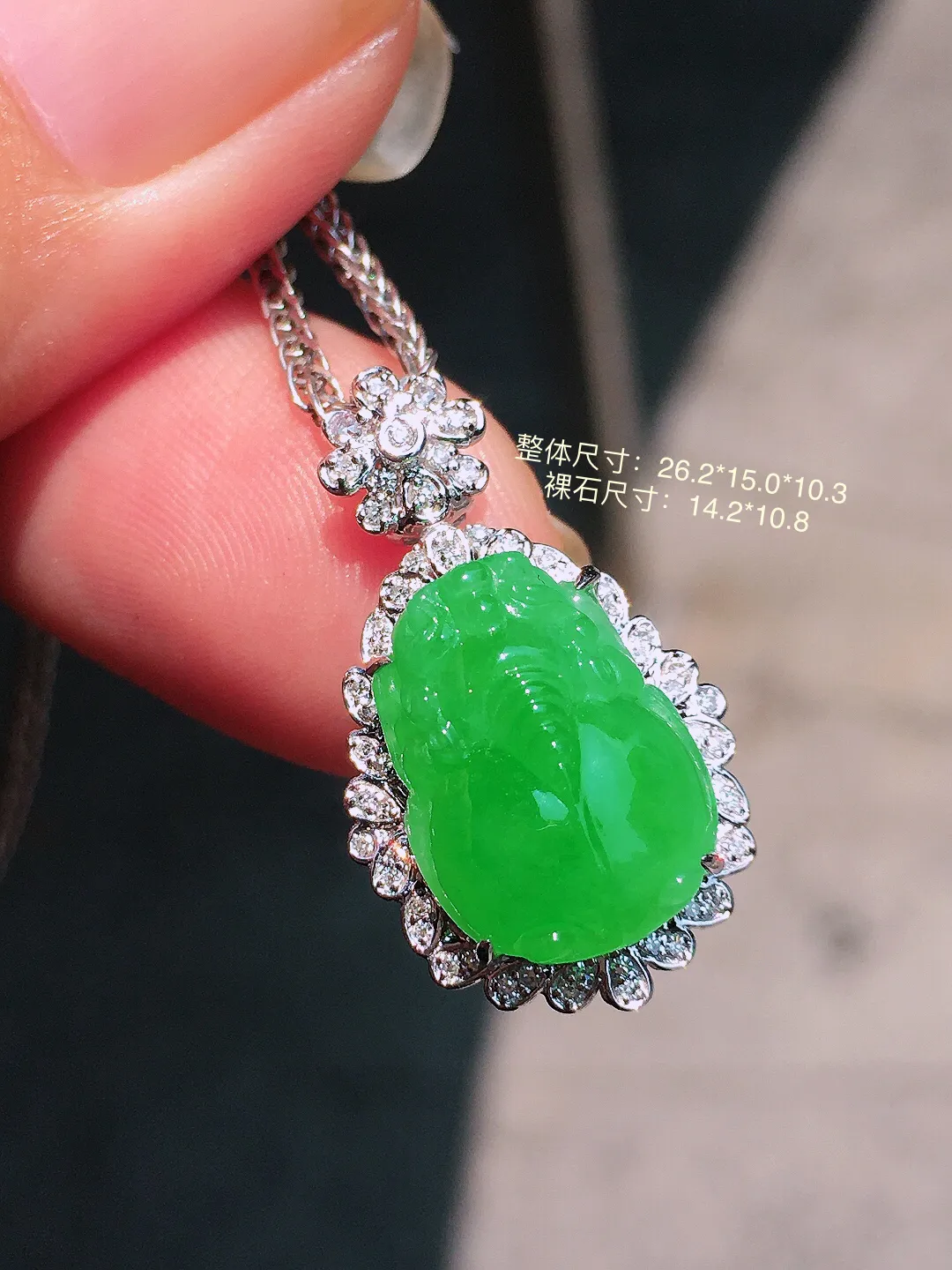 阳绿貔貅吊坠，色泽均匀艳丽，玉质细腻，荧光感超
强，饱满圆润，气质满满。18k
金豪华镶嵌