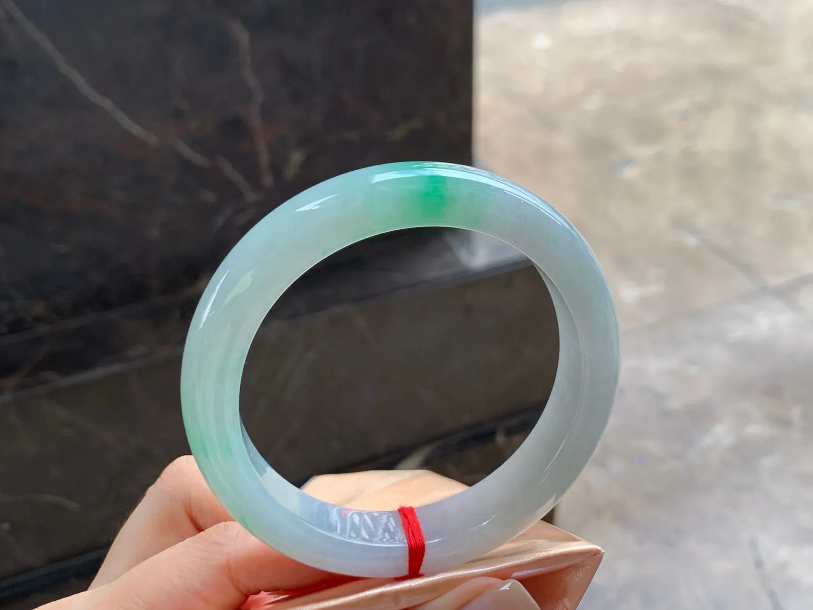 带色大圈手镯
清爽60.5/12.8/8mm