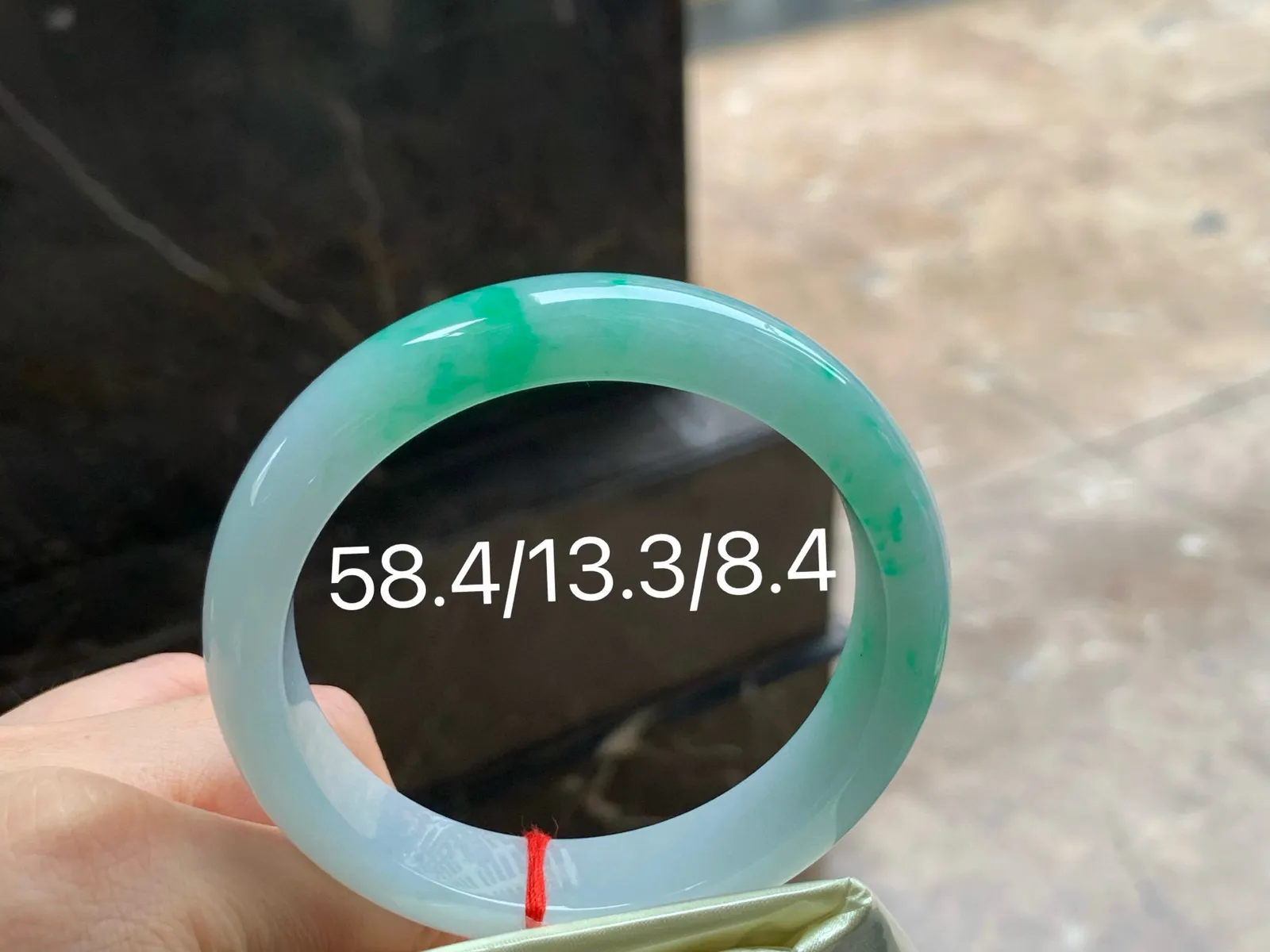 带色手镯
细腻58.4/13.3/8.4mm