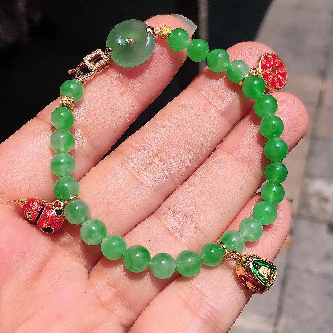 阳绿珠子手串，色泽均匀艳丽，玉质细腻，荧光感超
强，饱满圆润，气质满满。18k
金豪华镶嵌
