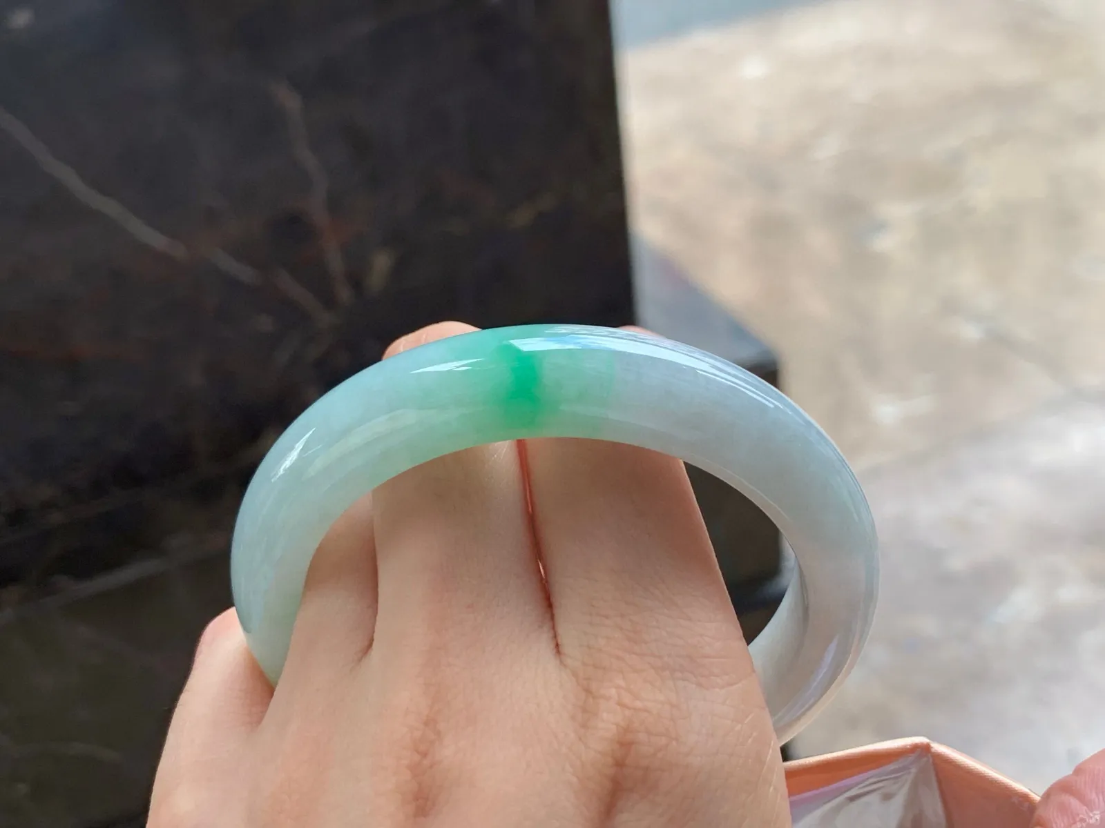 带色大圈手镯
清爽60.5/12.8/8mm