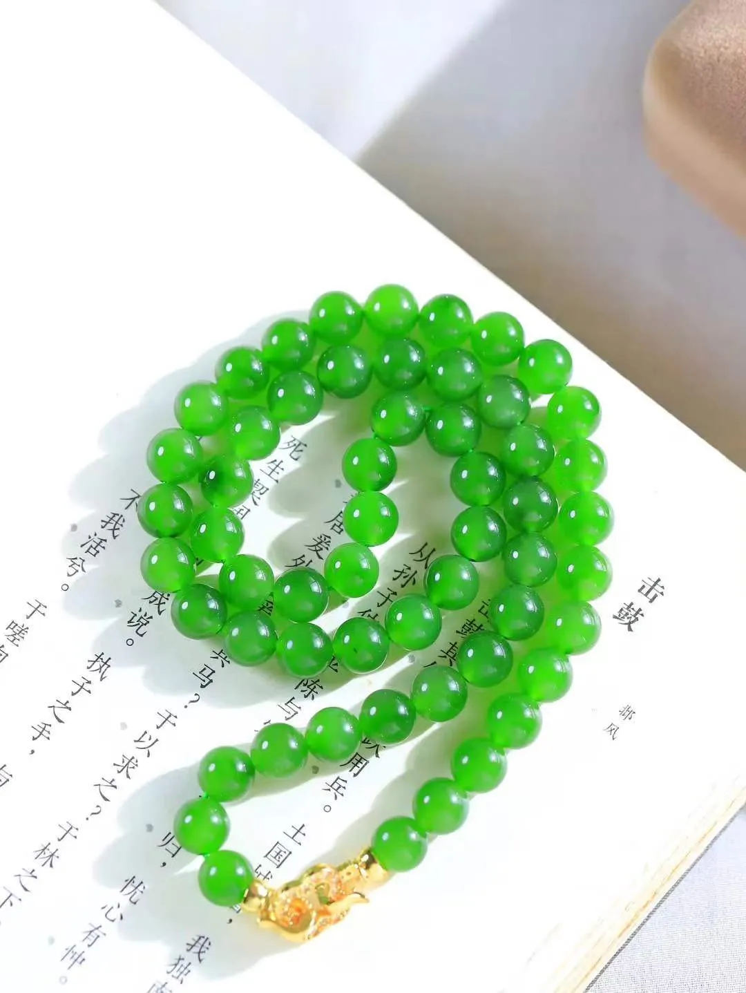 【珠圆玉润.项链】

精品和田玉碧玉珠圆玉润项链 玉质温润细腻  整串打磨圆润，佩戴舒适。珠珠落玉盘，间关莺语花底滑，一生美好时光，无论身在何处，都有它相伴相守。事事顺遂，幸福美满，吉祥如意。重45.5克 尺寸取一7.9mm  7970778T