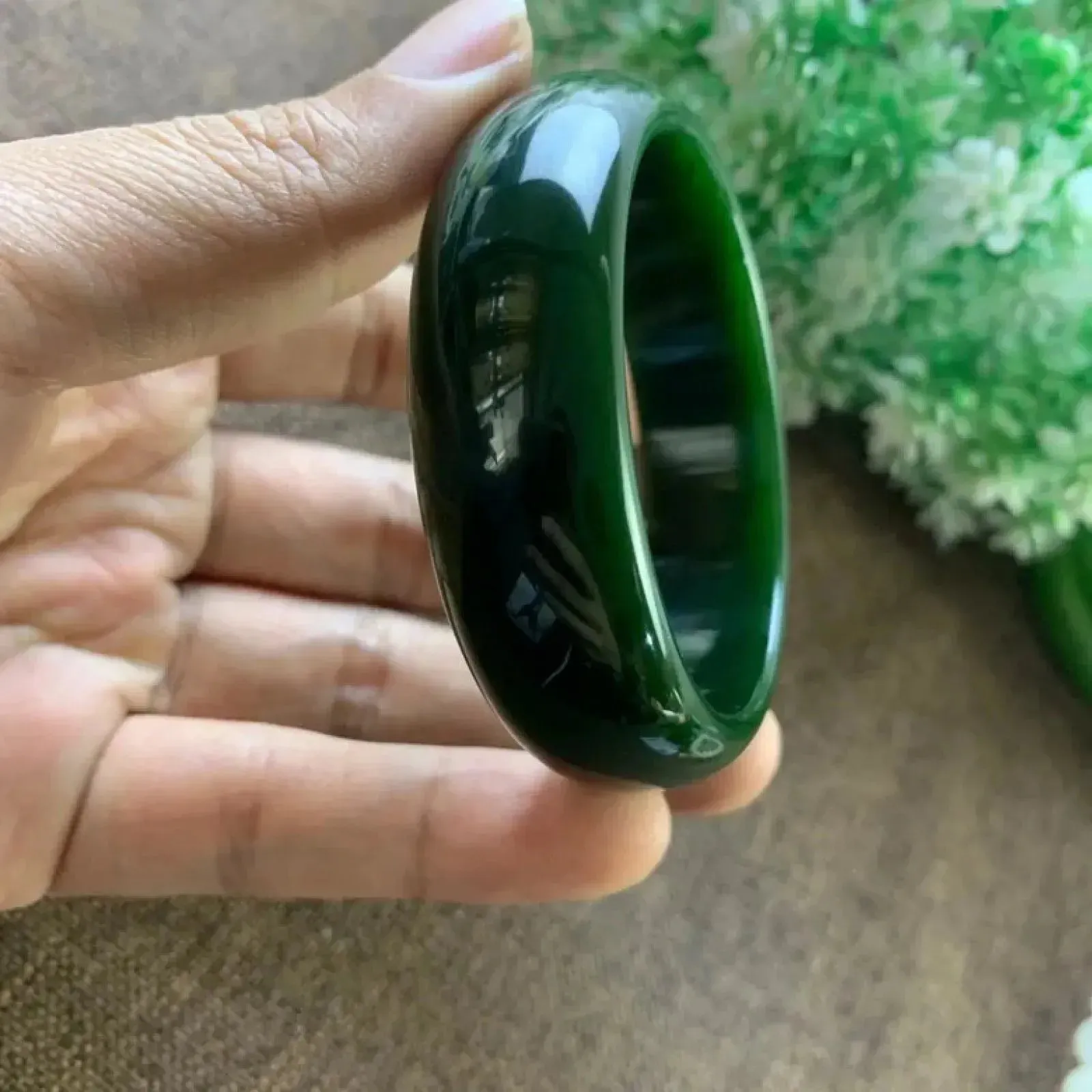 和田玉碧玉55.5圈口菠菜绿宽版手镯，肉质油润细腻，镯型规整饱满，佩戴高贵优