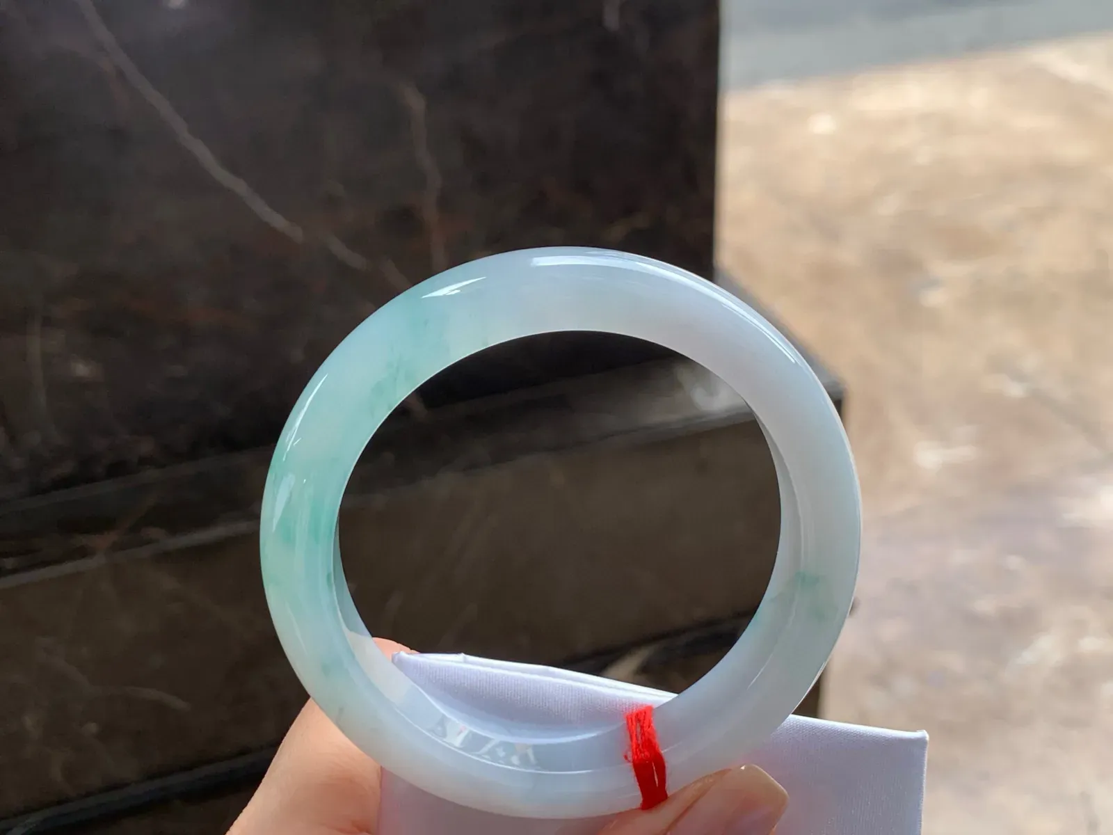 冰飘花手镯
细腻水润 57.7/12.2/9.3mm
