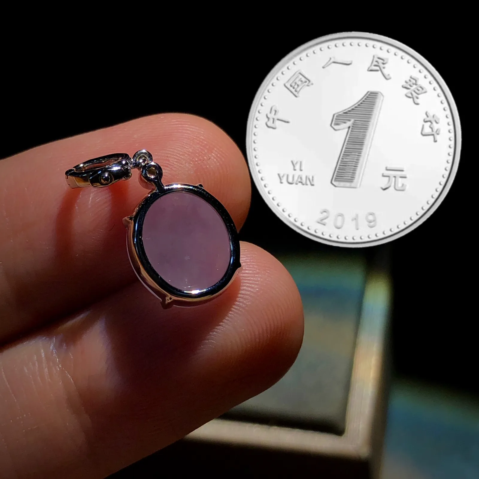 冰紫小蛋面吊坠，开口扣设计小滴溜，
裸石约11-9.8-5.8mm，
整体21.2-9.8-6.2mm，
18K金，南非钻