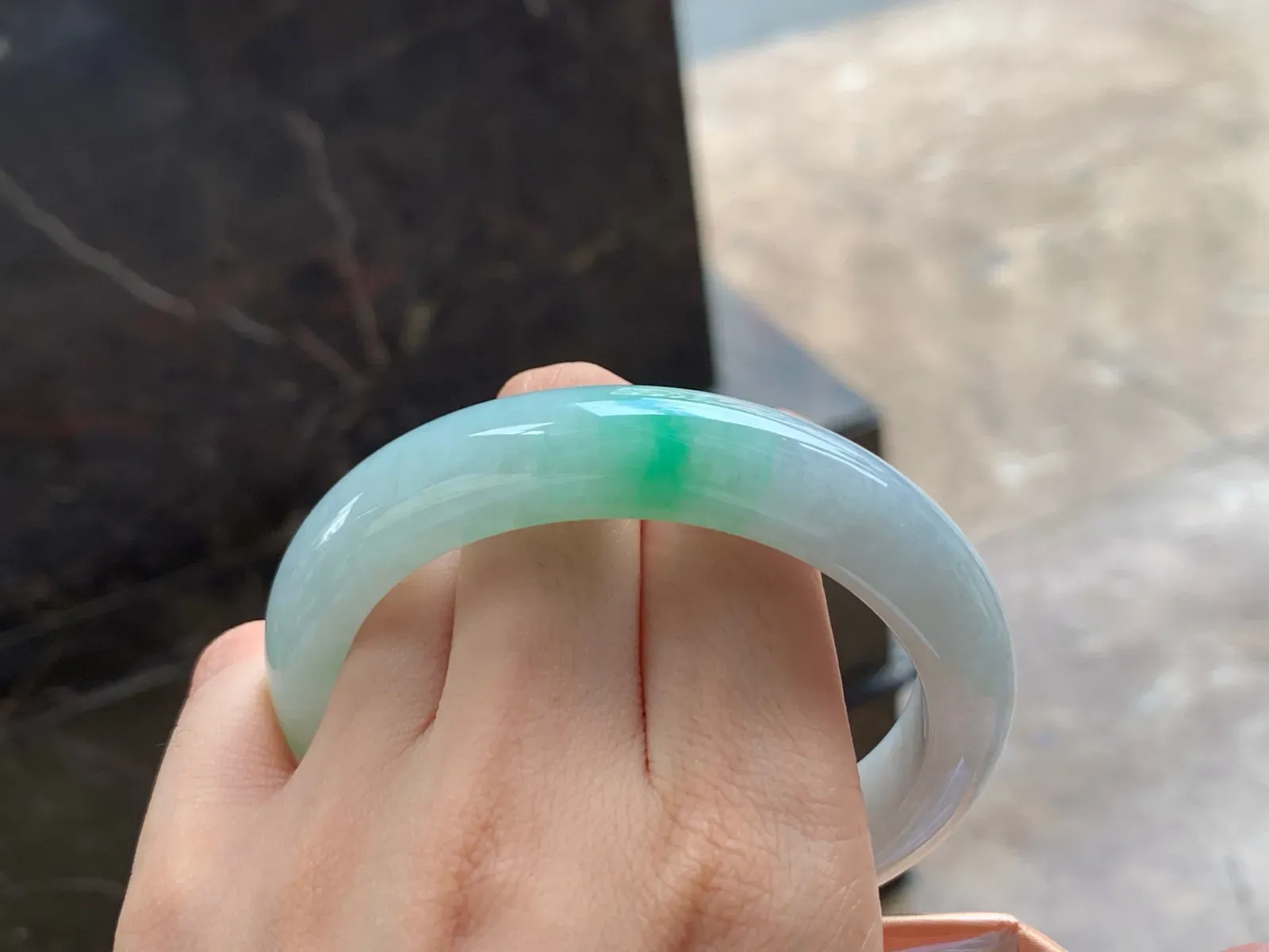 带色大圈手镯
清爽60.5/12.8/8mm