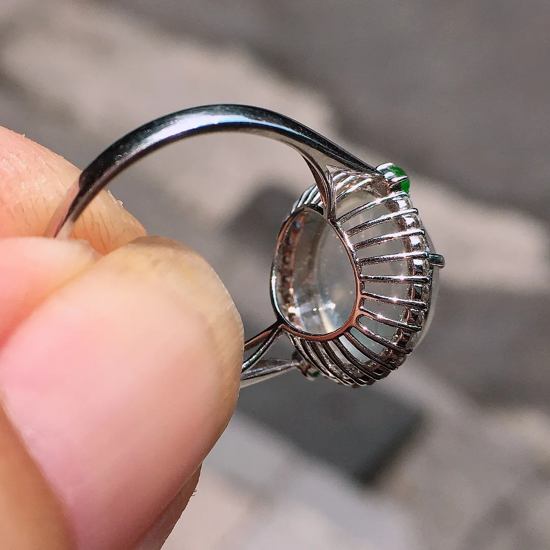 玻璃种蛋面戒指，玉质细腻，荧光感超
强，饱满圆润，气质满满。18k
金豪华镶嵌