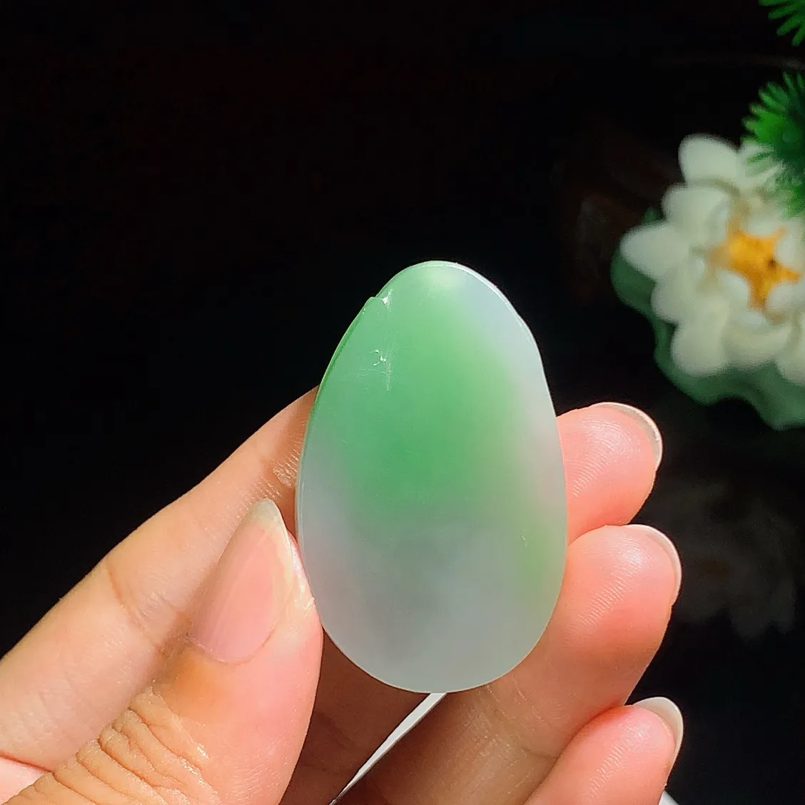 和田玉青海翠飘紫花开富贵挂件。尺寸43/27/10重23克，玉质细腻油润 底色纯净 脂粉好，品质好！lt250706