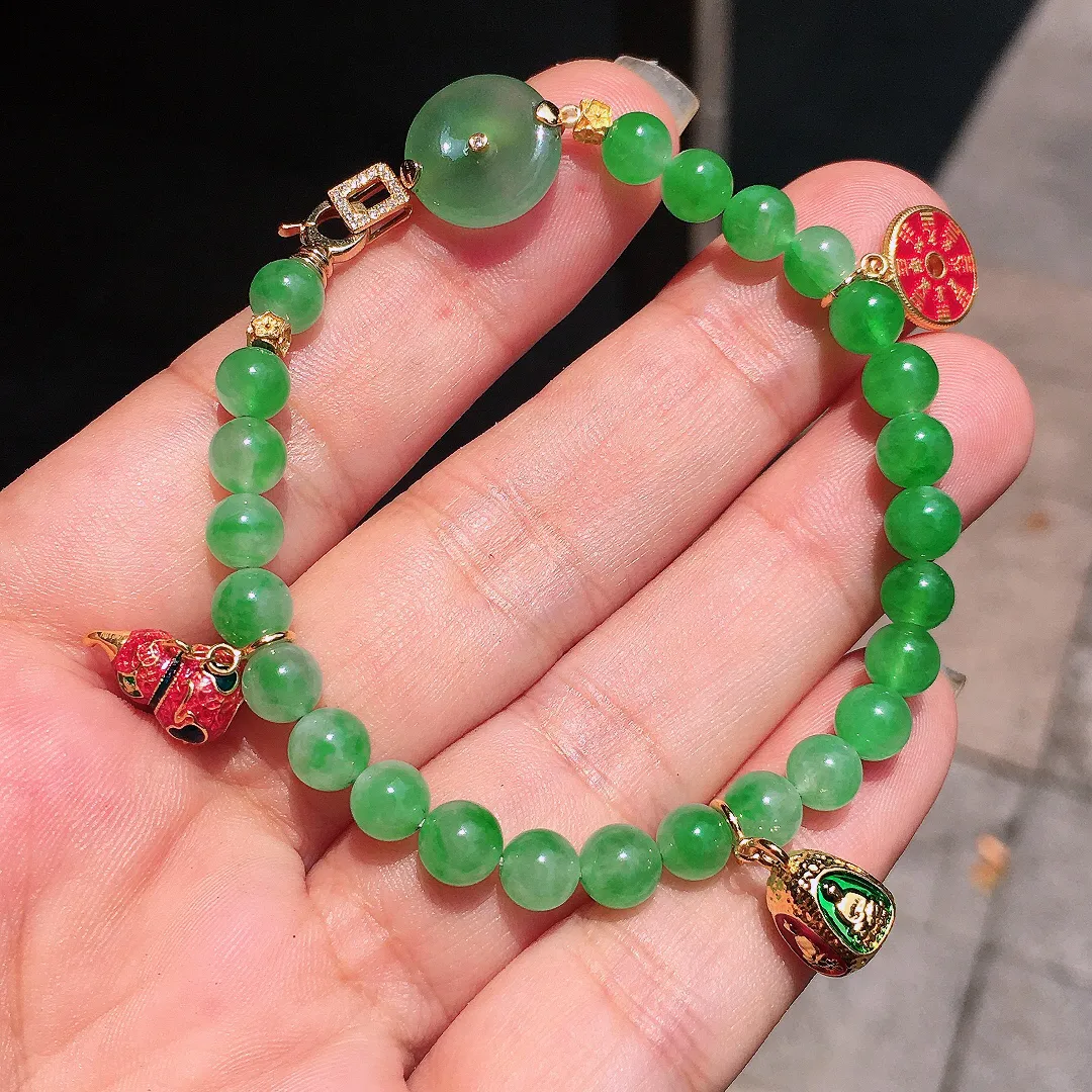 阳绿珠子手串，色泽均匀艳丽，玉质细腻，荧光感超
强，饱满圆润，气质满满。18k
金豪华镶嵌