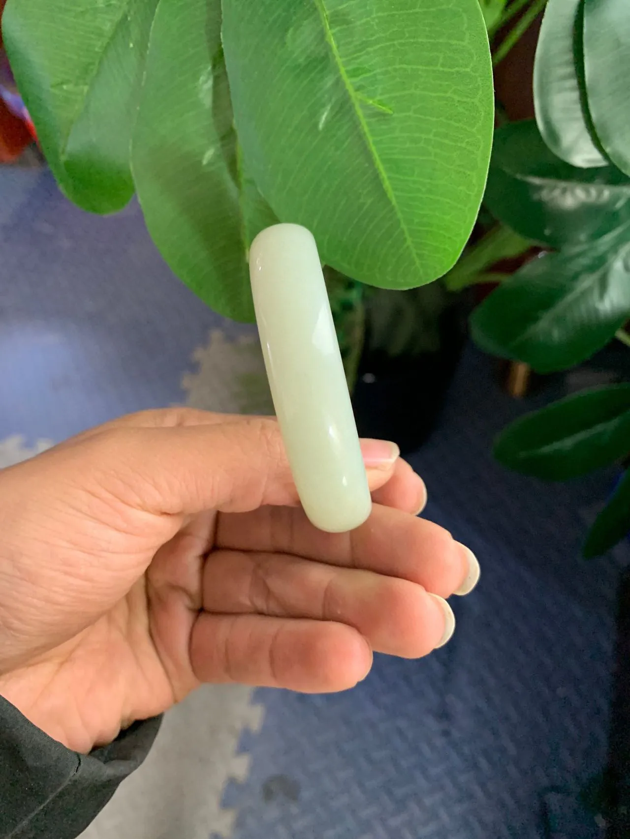 和田玉54圈口且末糖手镯！圈口54宽13.6重47克，玉质细腻油润 底色纯净 无裂无杂 脂粉好，品质高！