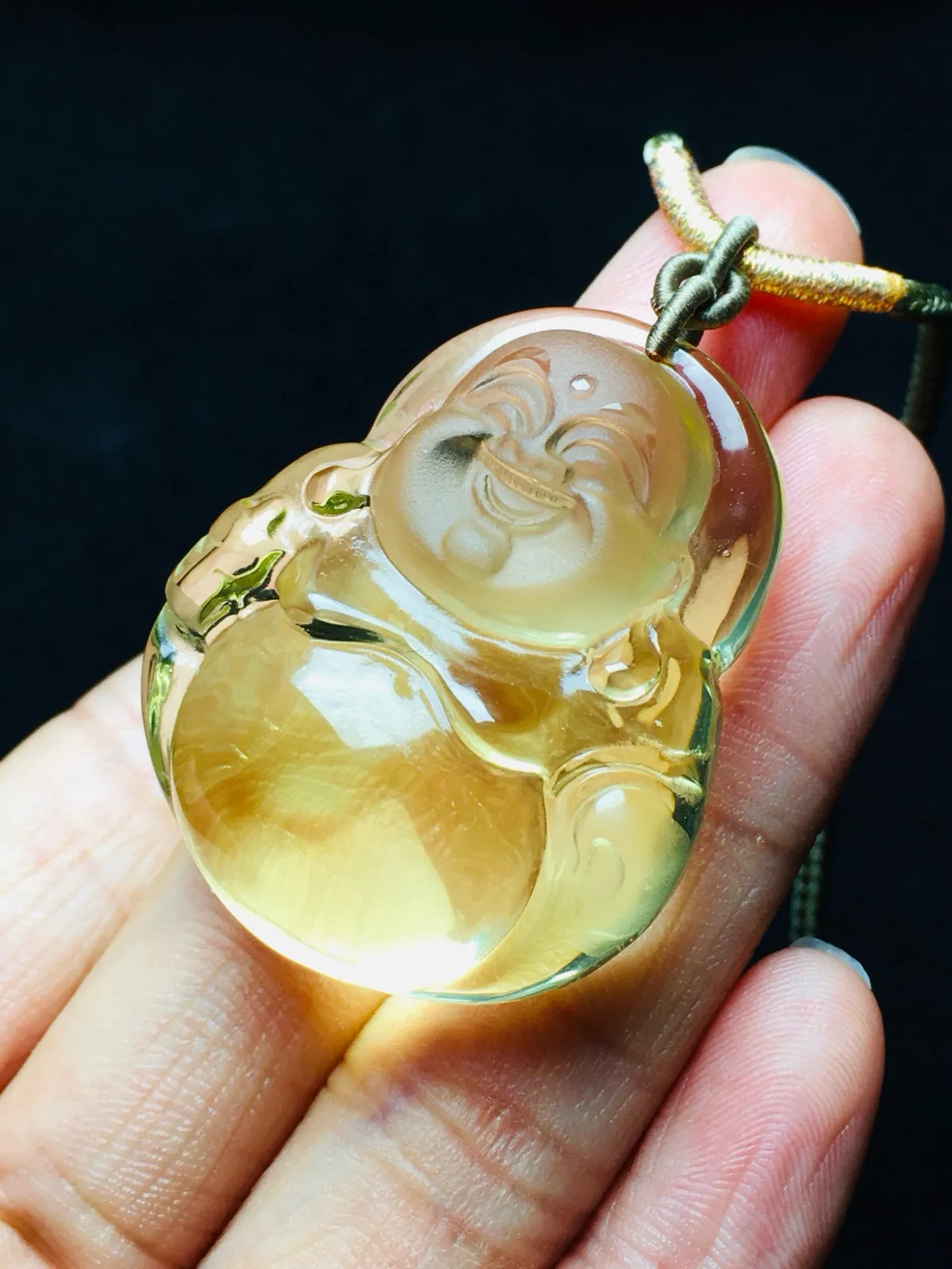 福气满满的佛公 天然黄水晶平安佛大肚佛吊坠  开脸精致，黄水晶是财富水晶、招财圣品佛法无边，佩戴大富大贵，平安健康，事事如意、财源滚滚。规格约:36.30.15 个大性价比高 送精美手工设计棉绳