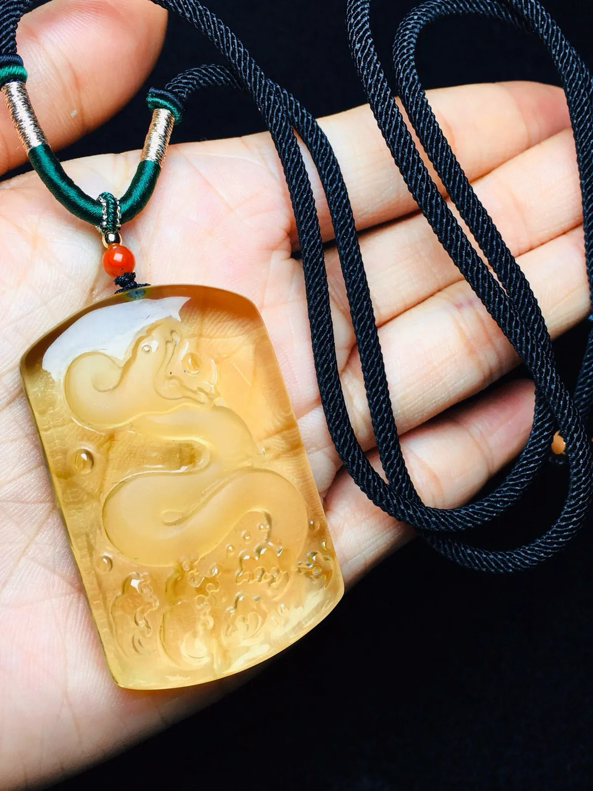 天然黄水晶生肖蛇无事牌吊坠，造型饱满，颜色漂亮，大师雕刻，活灵活现，栩栩如生！黄水晶灵蛇，招财纳福，保佑平安健康！规格:49.31.13 送精美手工棉绳