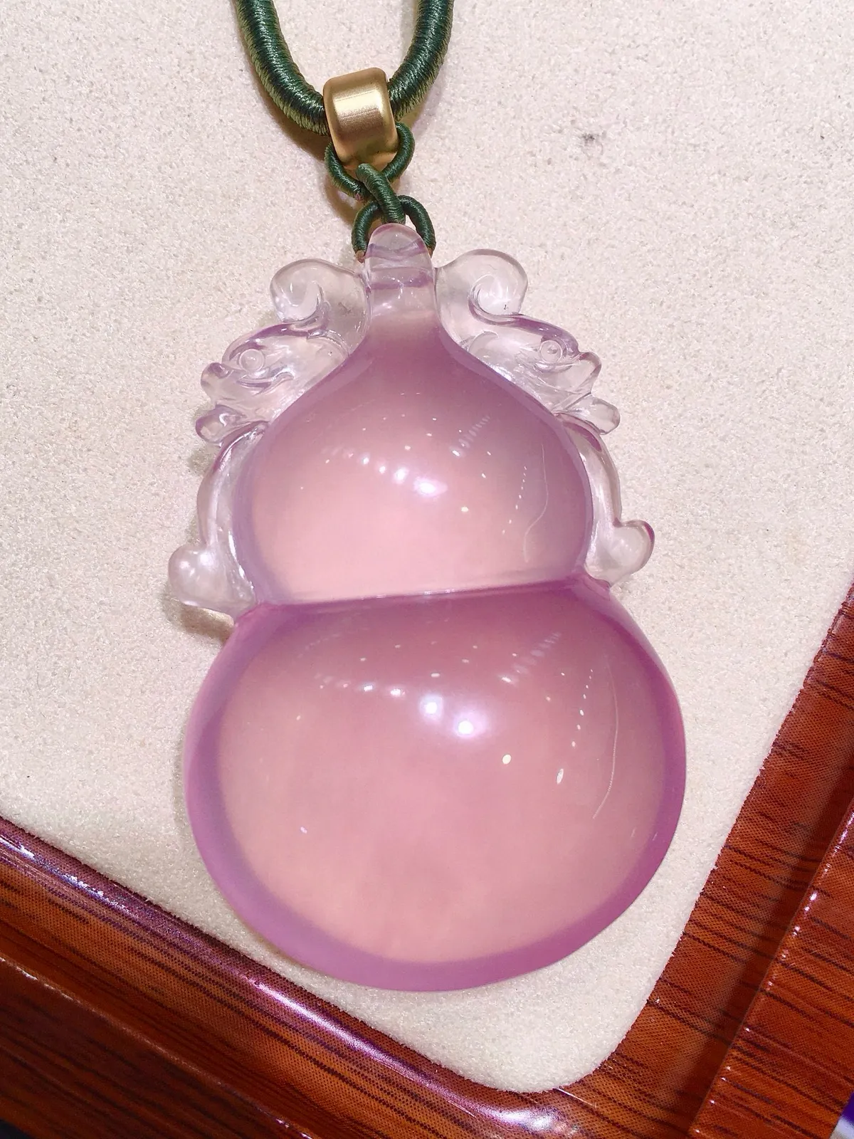 天然莫桑比克粉晶双貔貅款葫芦吊坠 雕工精湛 晶体️瑕，颜色粉嫩  葫芦保平安、富贵吉祥  