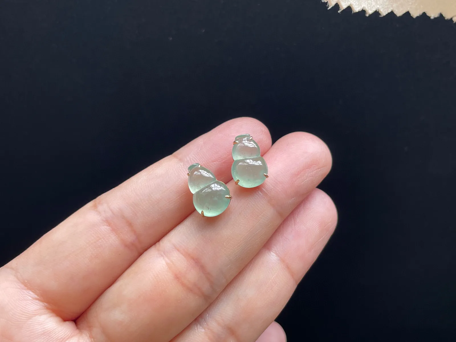 18K 冰种晴水·葫芦耳钉

裸12.6-8.6-4