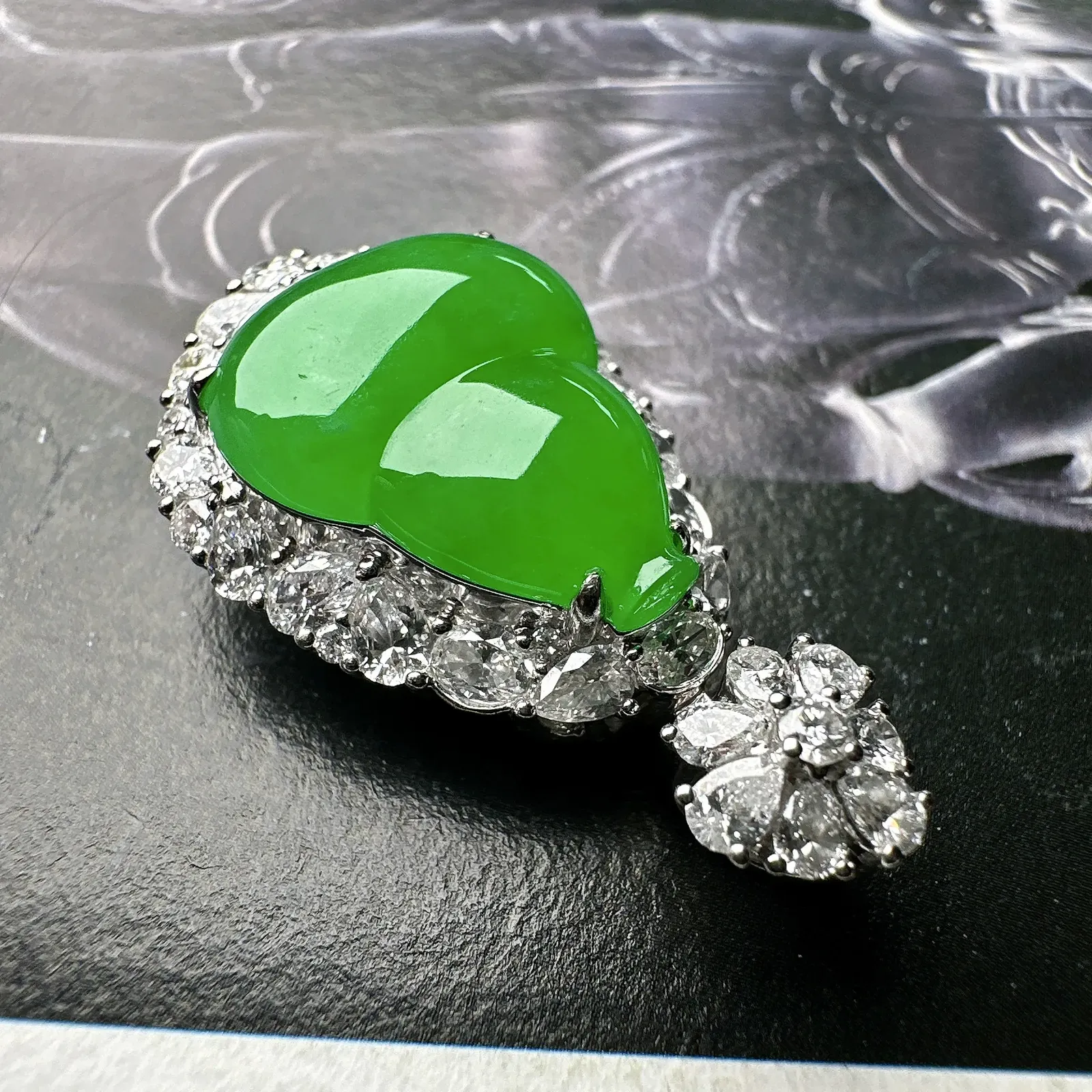 【冰种满绿葫芦】种水色俱全，冰透闪亮，通透感饱满度很好，18k金钻豪华镶嵌，裸石尺寸16.9*13.7*4.1毫米