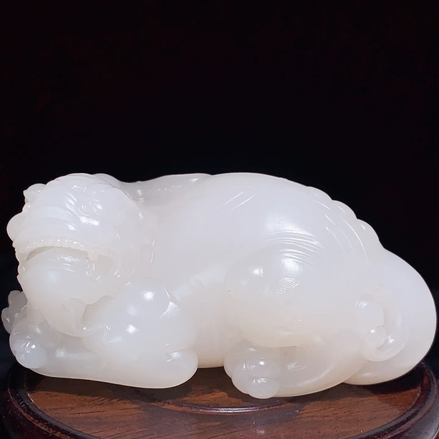 新疆和田玉羊脂白玉招财进宝回头貔貅挂件。尺寸85/50/41重261克，玉质细腻油润 底色纯净 脂粉