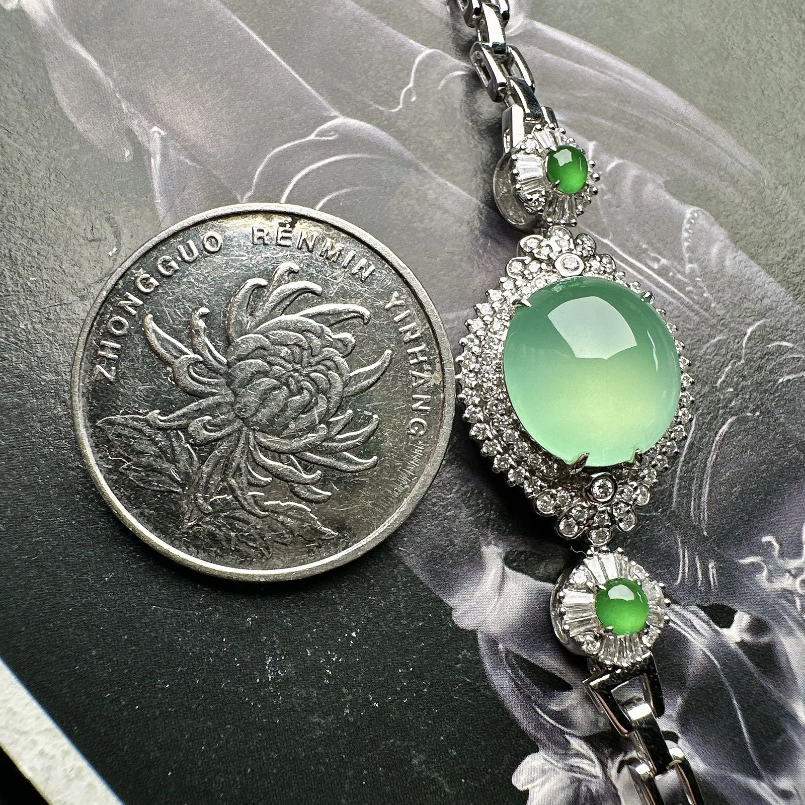 【冰种晴绿蛋面】吊坠、手链两用款，珍藏品，晶莹剔透，起强荧光，冰润动人。18k金钻镶嵌，裸石尺寸12.6*11.7*5.3毫米