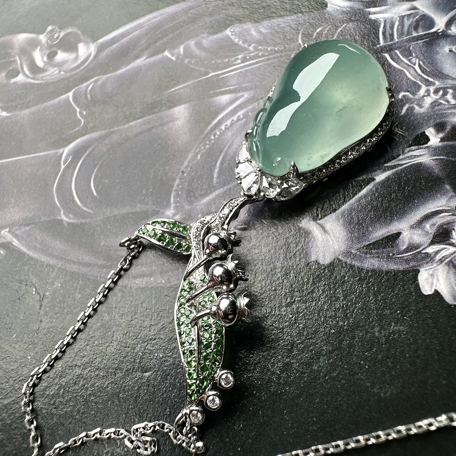 【冰种晴福瓜】小精品，质地非常细腻，通透度很好，起刚起荧光，18k金钻镶嵌，裸石尺寸18.3*13.4*6.7毫米