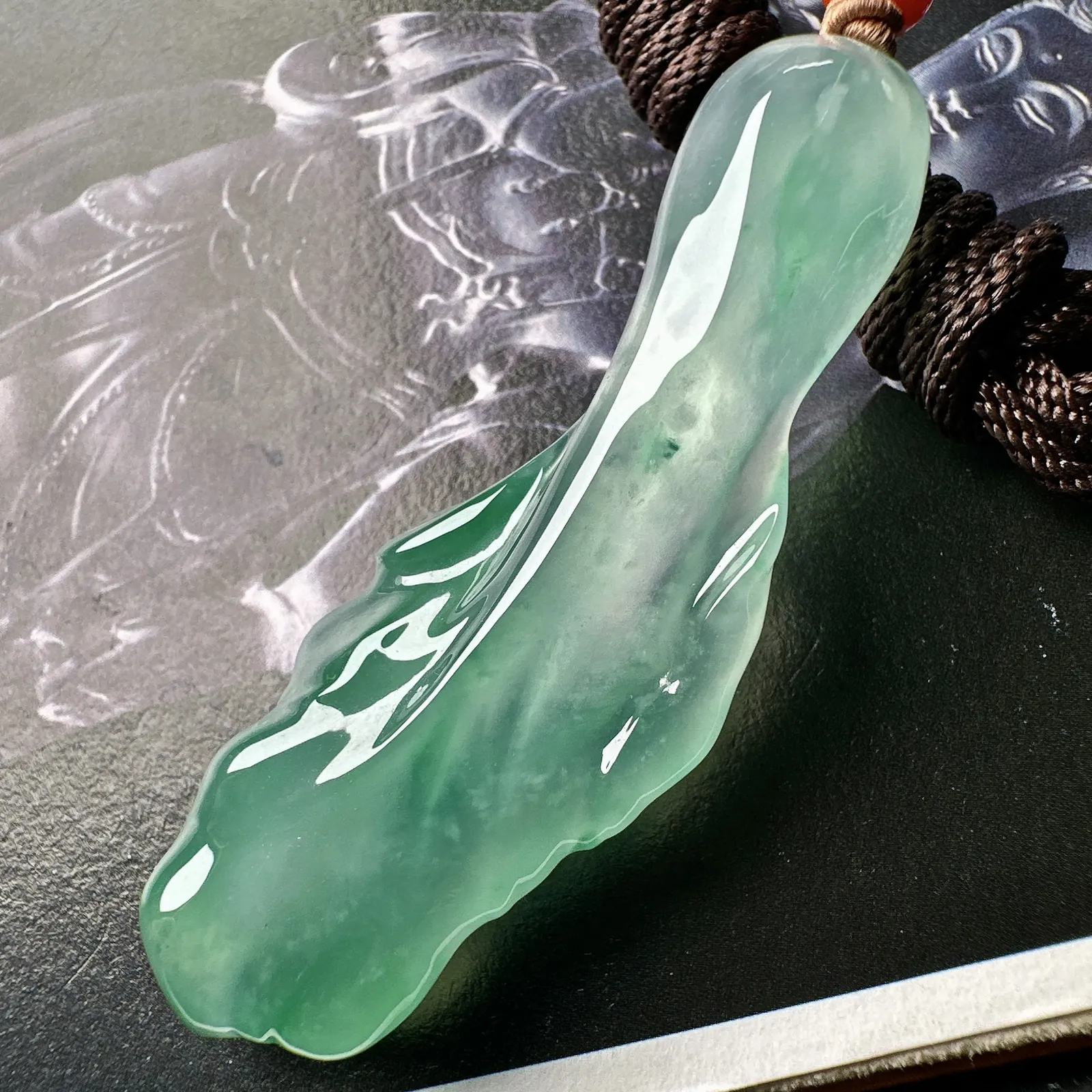 【冰种飘绿随形白菜】招财神器，质地细腻，水润感好，雕琢非常精细