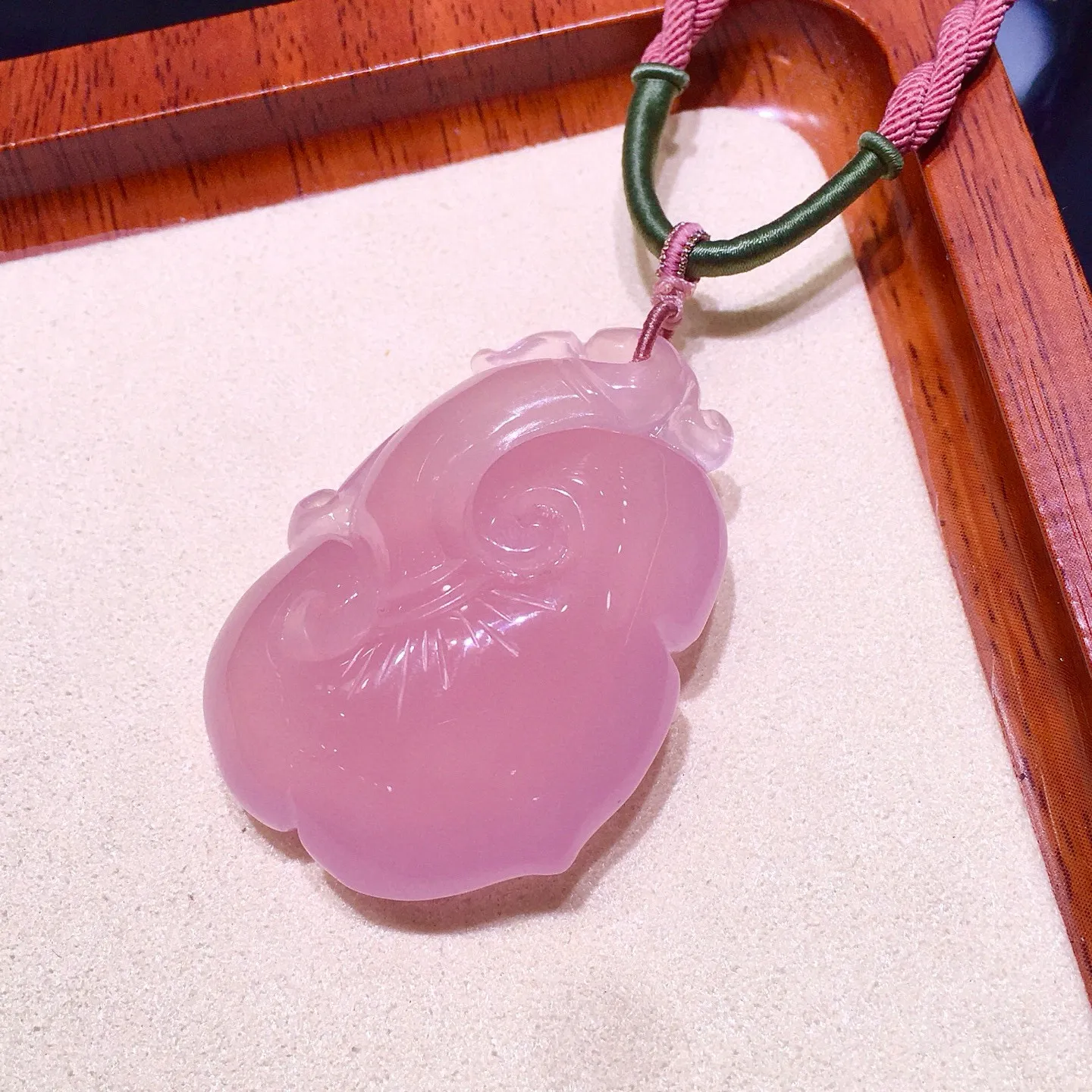 超美超赞莫桑比克粉晶  祥云如意吊坠 雕工精美，颜色粉嫩漂亮[强] 全净体非常漂亮哦！ 粉晶招好人缘 保平安 搭配精美手工设计棉绳 规格:45.35.14 佩戴效果非常漂亮！