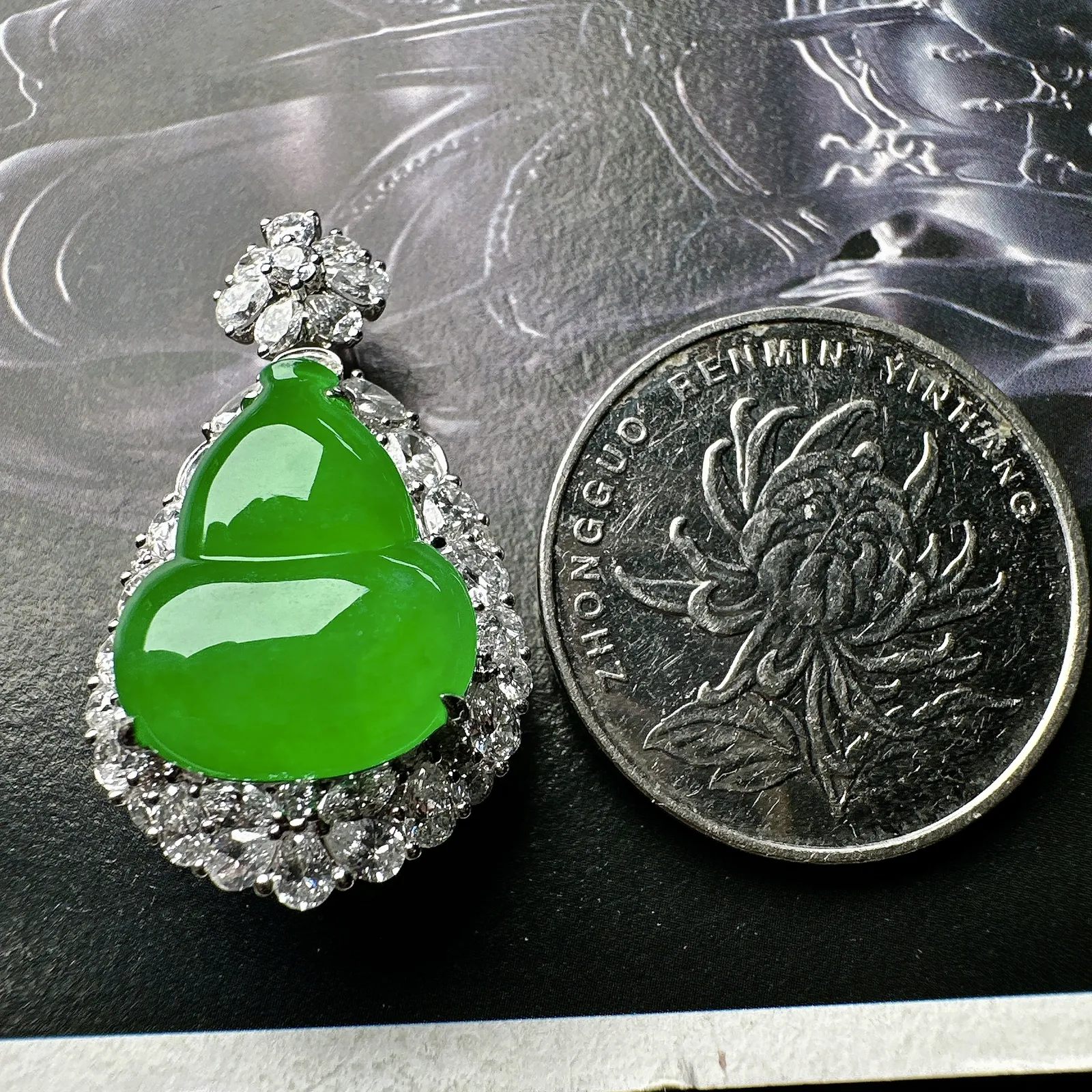 【冰种满绿葫芦】种水色俱全，冰透闪亮，通透感饱满度很好，18k金钻豪华镶嵌，裸石尺寸16.9*13.7*4.1毫米
