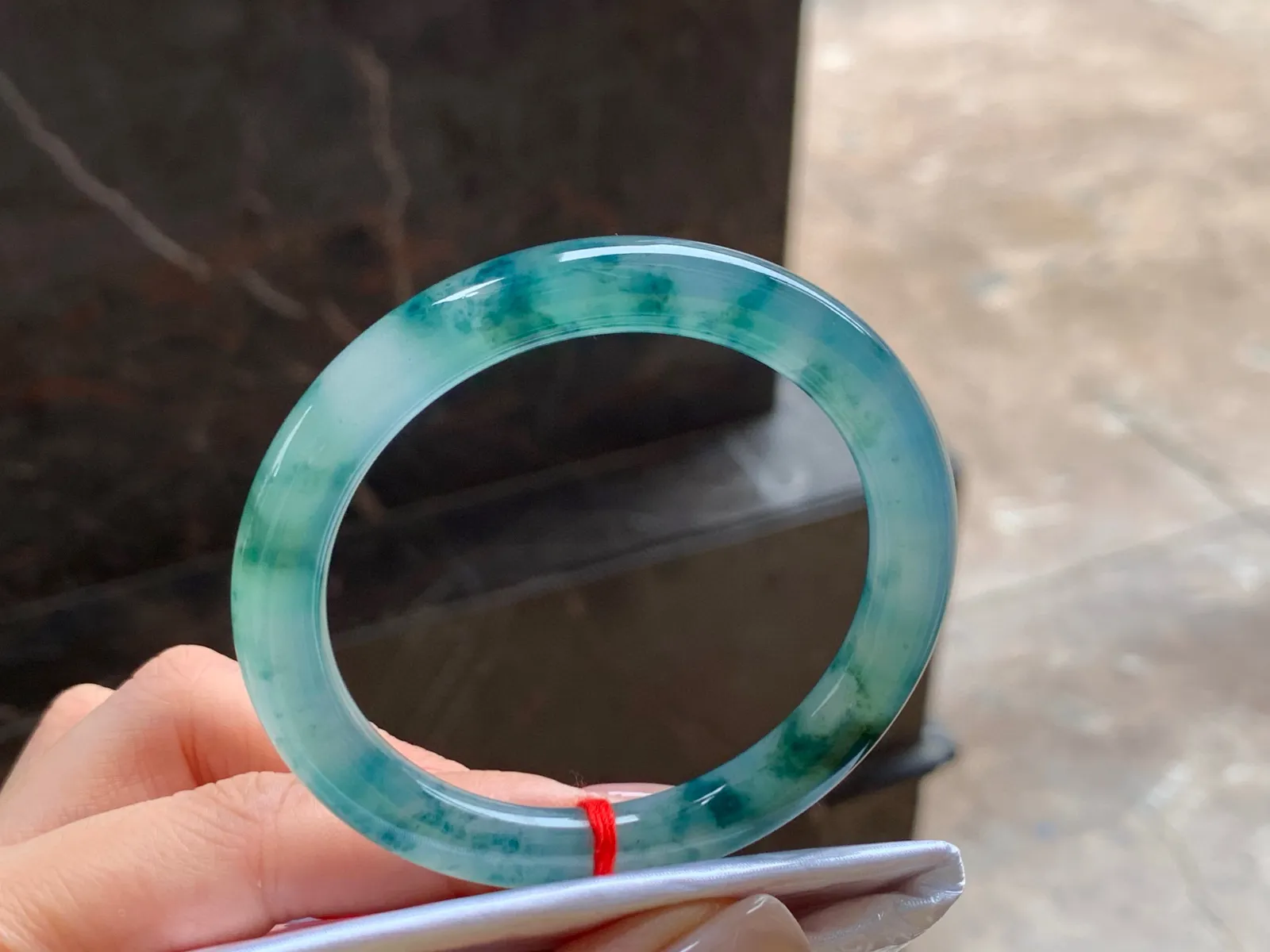 冰种飘花细圆条手镯
种好水足 50.3/8mm