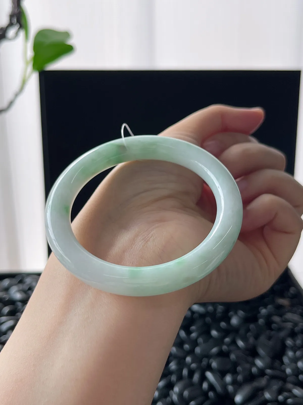 翡翠糯化种飘绿圆条手镯
