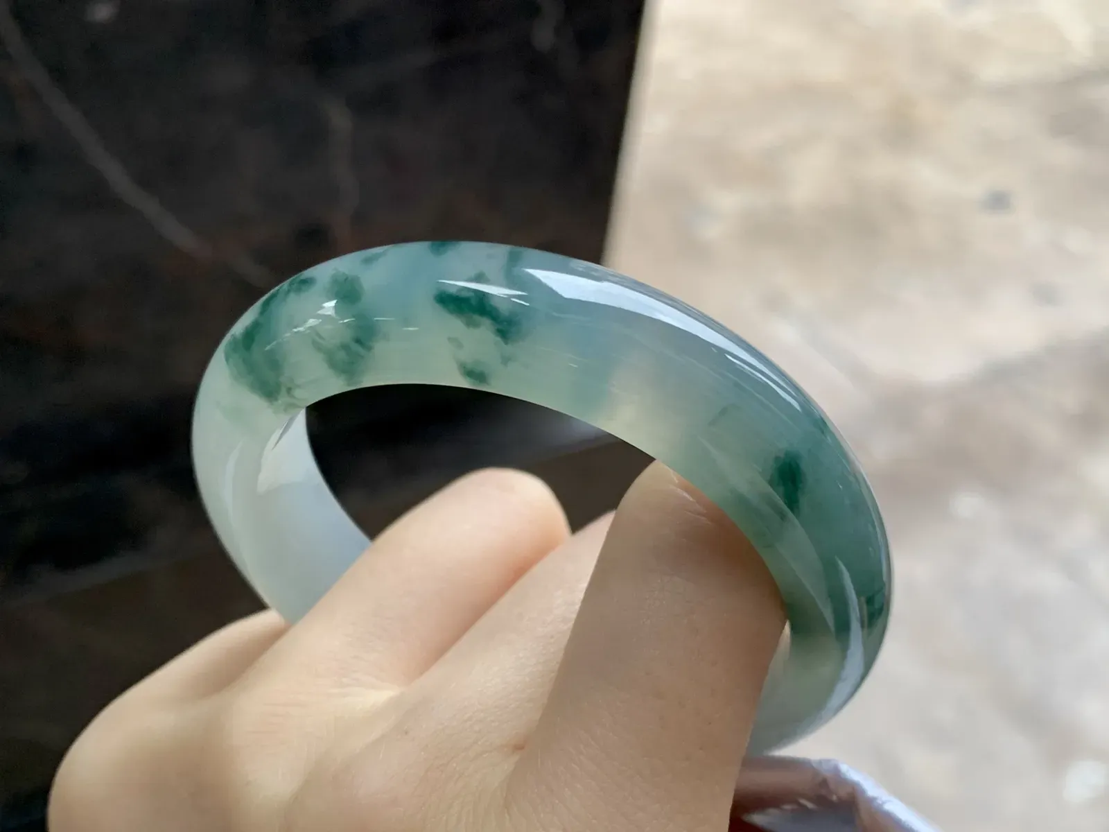 飘花手镯
尺寸：53.5-13.2-8.8mm
种老肉细～水润 飘花浓郁上手漂亮