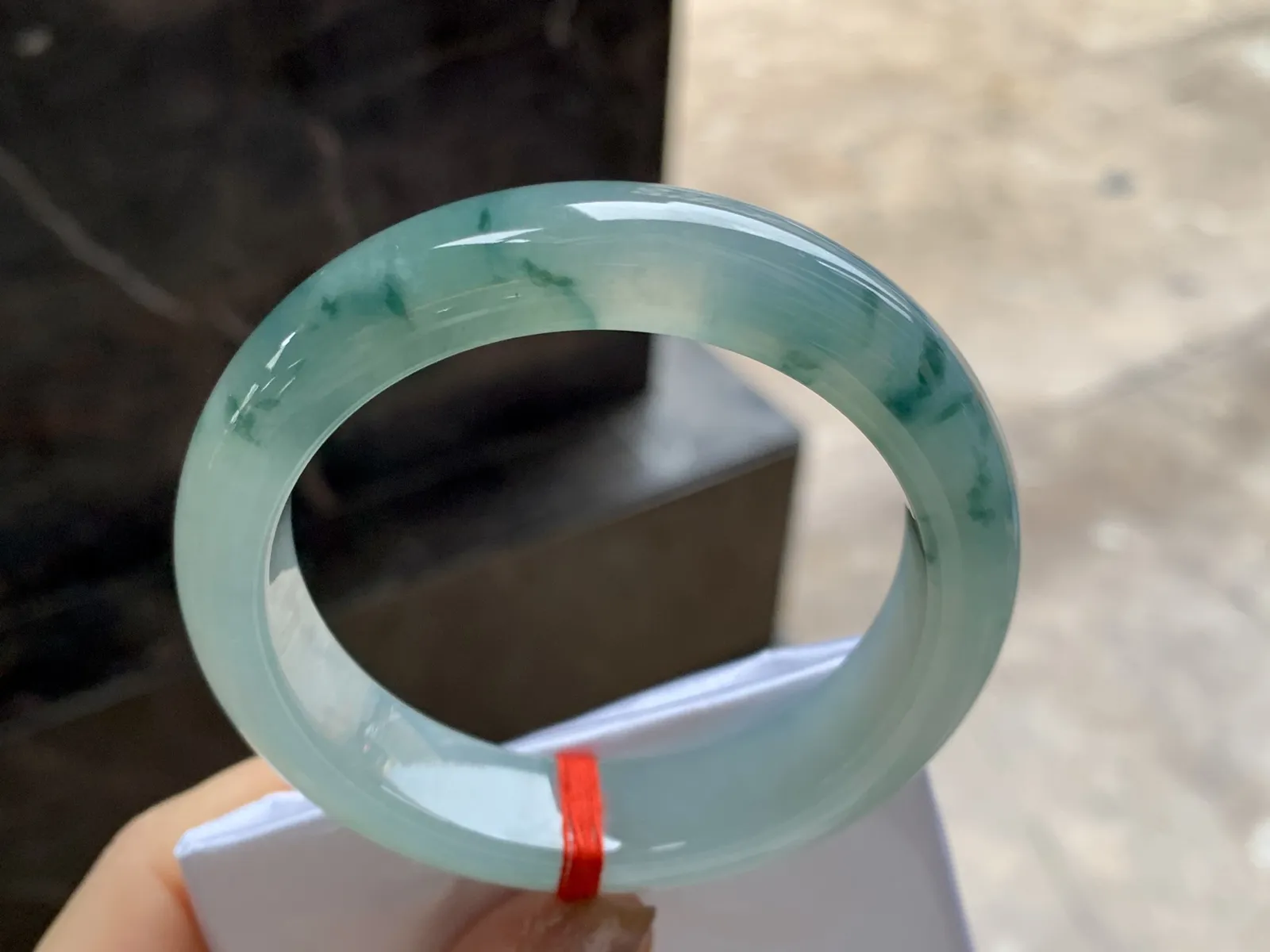 飘花手镯
尺寸：53.5-13.2-8.8mm
种老肉细～水润 飘花浓郁上手漂亮