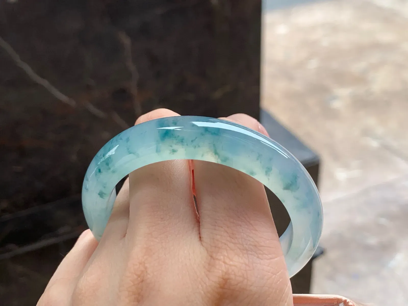 冰种飘花手镯
种好水足 54/12.3/8.5mm