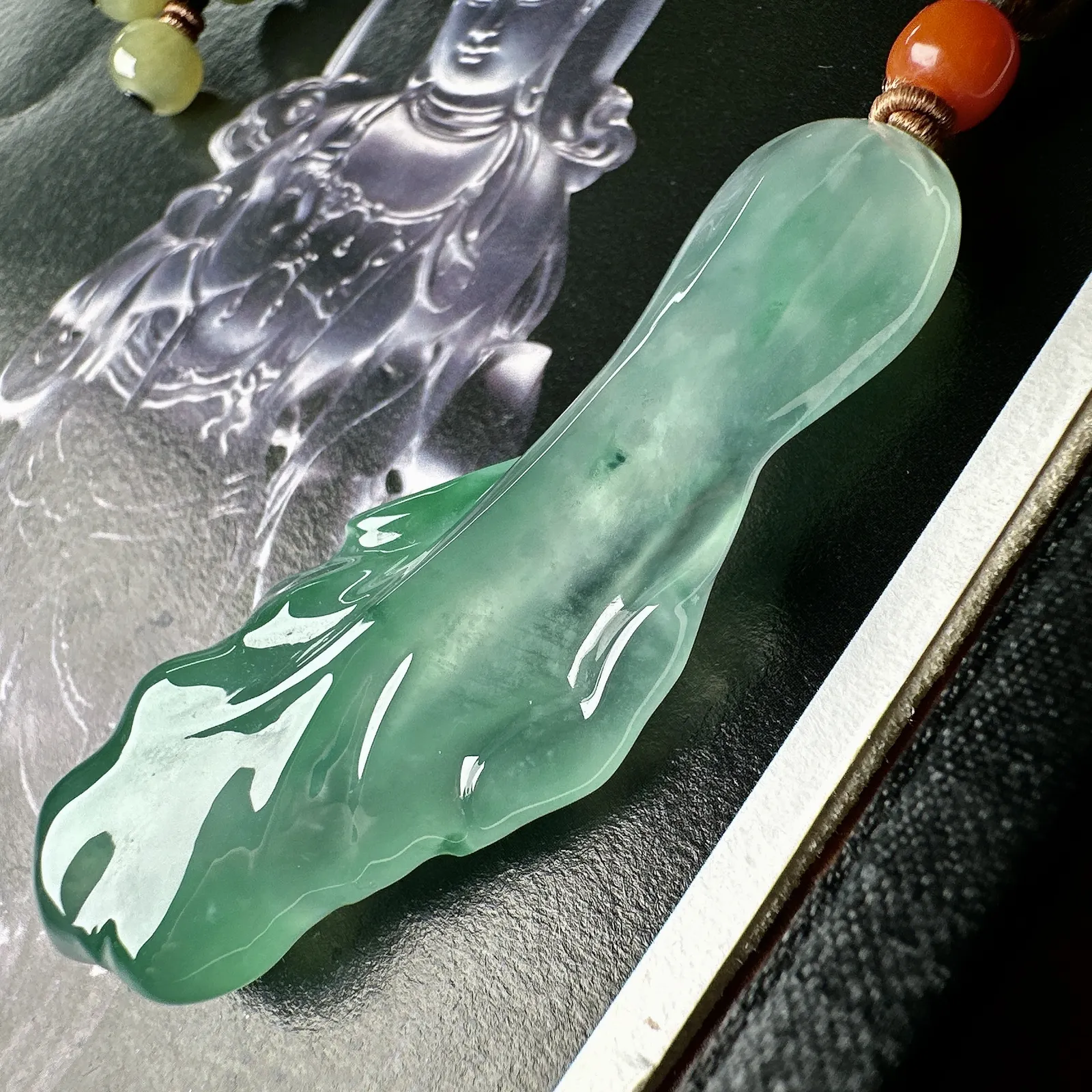 【冰种飘绿随形白菜】招财神器，质地细腻，水润感好，雕琢非常精细