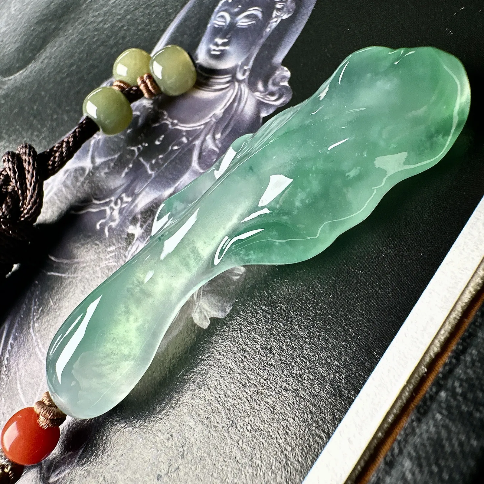 【冰种飘绿随形白菜】招财神器，质地细腻，水润感好，雕琢非常精细