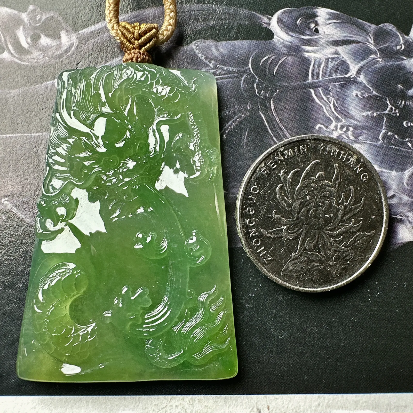 【冰种黄加绿龙牌】冰润细腻，冰感好，质地很不错。雕工精细，佩戴效果好。