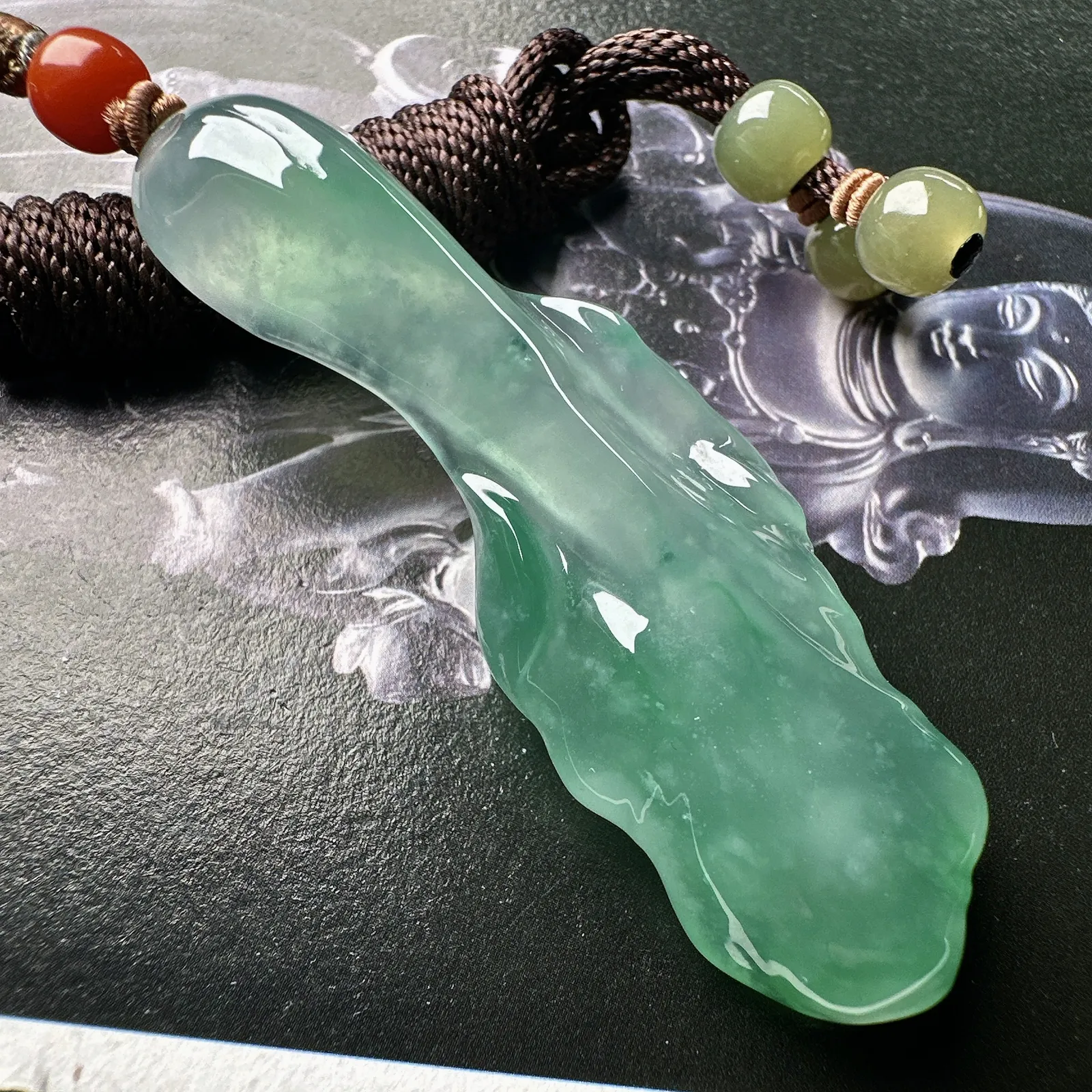 【冰种飘绿随形白菜】招财神器，质地细腻，水润感好，雕琢非常精细