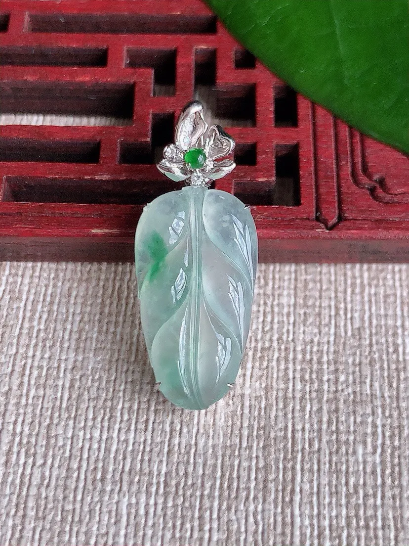 a货翡翠老坑冰种18K金伴钻镶嵌飘花叶子金枝玉叶吊坠 尺寸29.5×20.7×11.6×6mm 重量