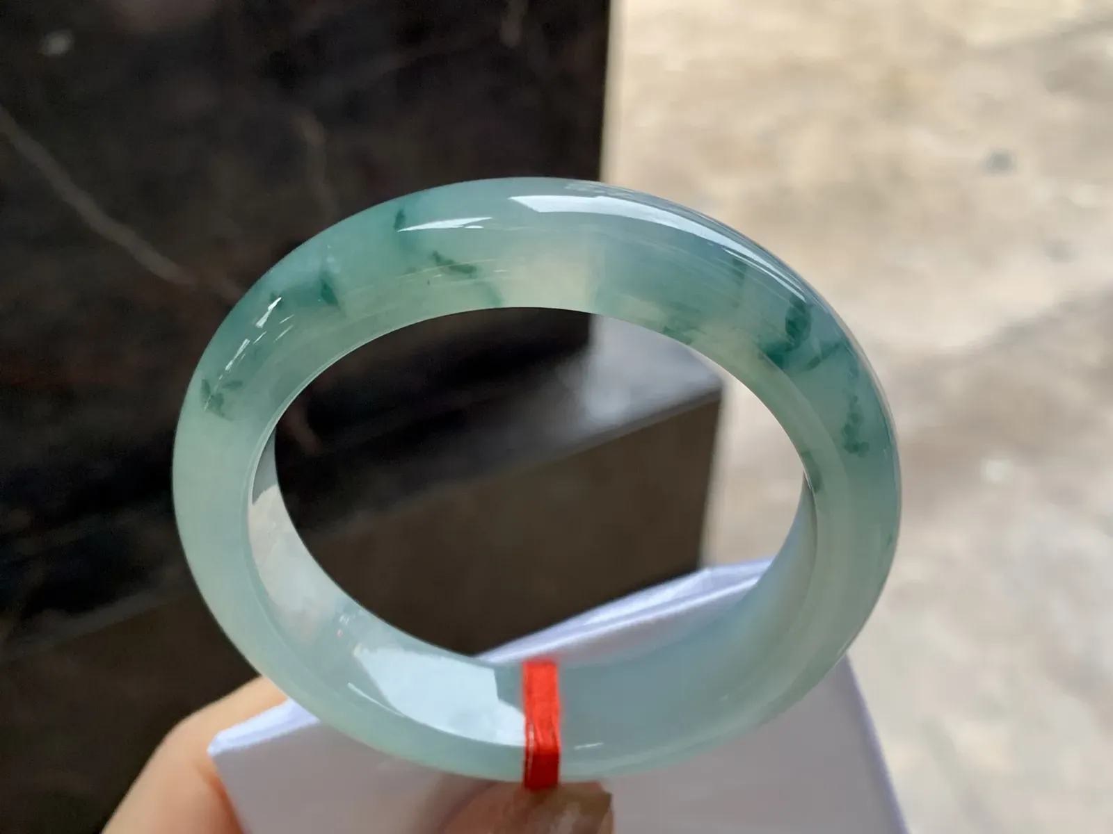 飘花手镯
尺寸：53.5-13.2-8.8mm
种老肉细～水润 飘花浓郁上手漂亮