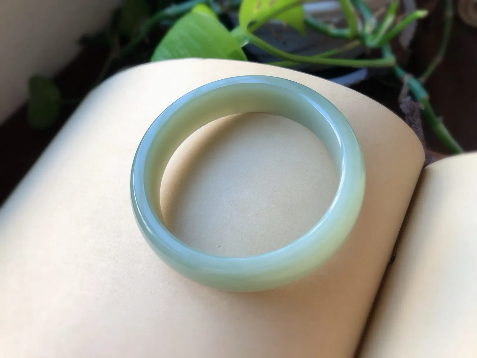 圈口54.5，且末蓝•天空蓝浅蓝色的爱……和田玉正装特色手镯 尺寸14.6*7.2   镯子干净细腻，无杂裂，品质优！