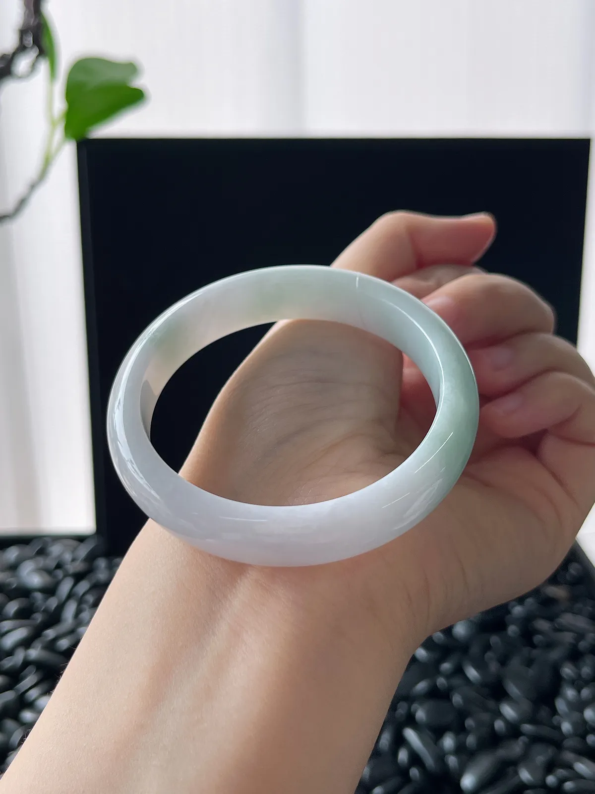 52.5翡翠糯化种淡绿色正圈手镯