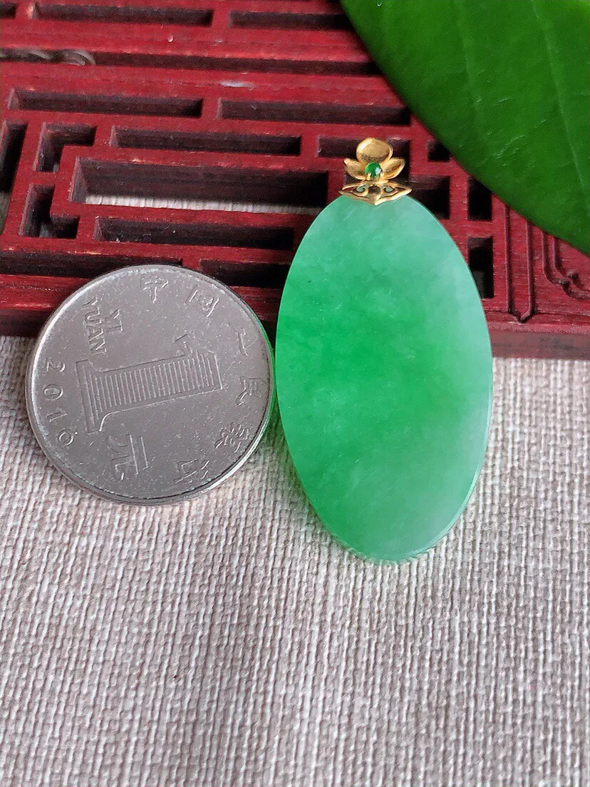 a货翡翠老坑冰种18K金扣头满绿无事牌吊坠 尺寸43.4×37×20.6×3.6mm 重量8.48g 0708