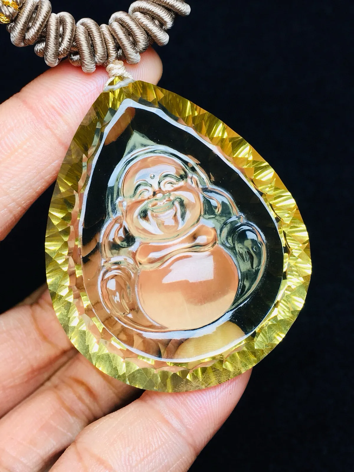佛佑安康 精品天然黄水晶弥勒佛千禧面大吊坠  切工精湛，闪烁璀璨 黄水晶是财富水晶、招财圣品佛法无边，佩戴大富大贵，平安健康，事事如意、财源滚滚。规格:50.41.13 搭配精品手工设计棉绳