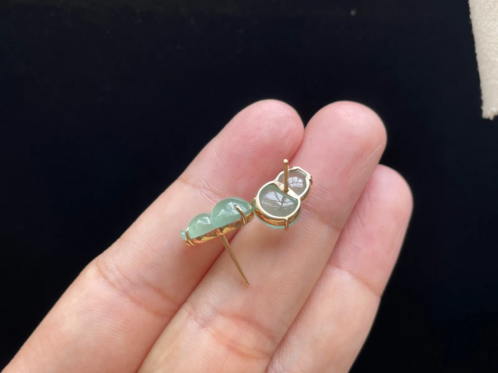 18K 冰种晴水·葫芦耳钉

裸12.6-8.6-4