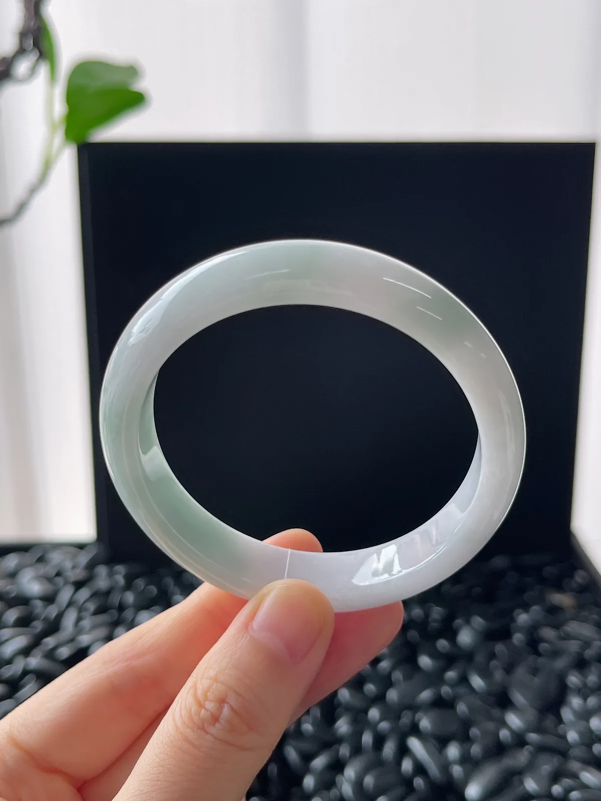 52.5翡翠糯化种淡绿色正圈手镯