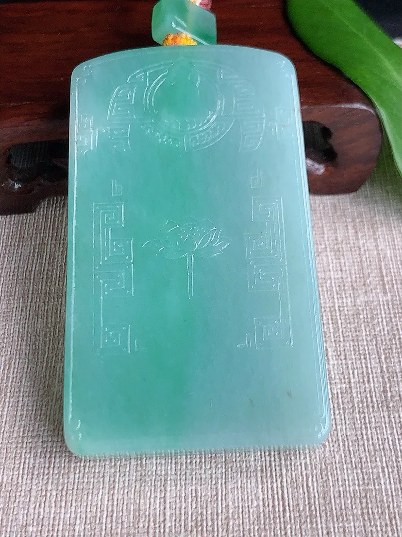 a货翡翠老坑冰种飘绿仿古无事牌吊坠 尺寸74×43.4×9.6mm 重量101.83g 0708