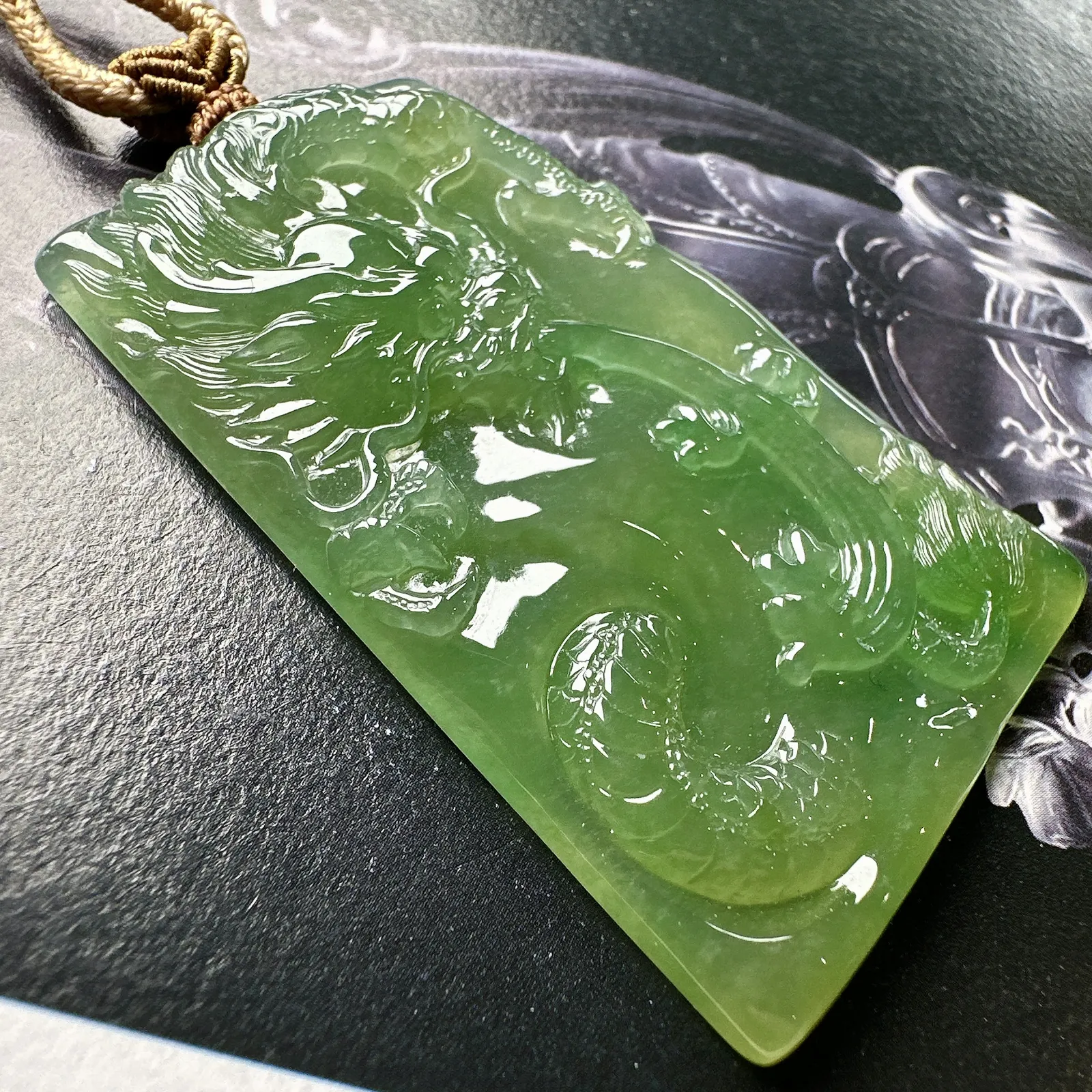 【冰种黄加绿龙牌】冰润细腻，冰感好，质地很不错。雕工精细，佩戴效果好。