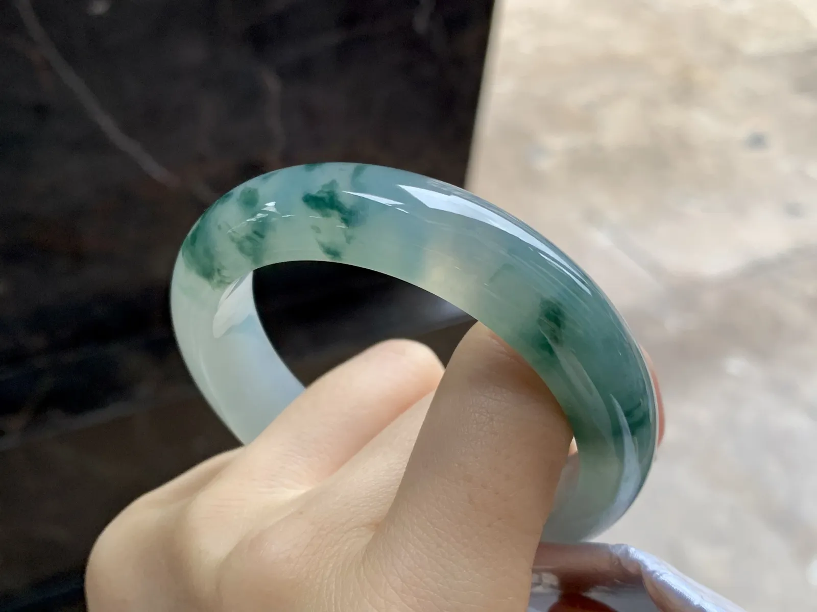 飘花手镯
尺寸：53.5-13.2-8.8mm
种老肉细～水润 飘花浓郁上手漂亮